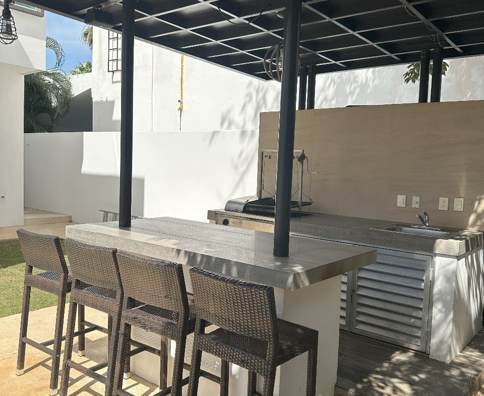 un area de asadores con una zona de bar en playa magna playa del carmen
