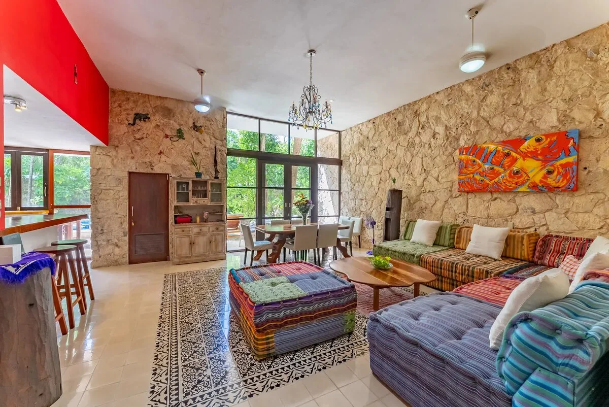 una estancia con un centro de mesa de colores en xcaret playa del carmen