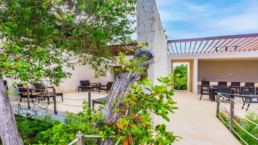 una terraza con sillas y area lounge en Santamar Akumal