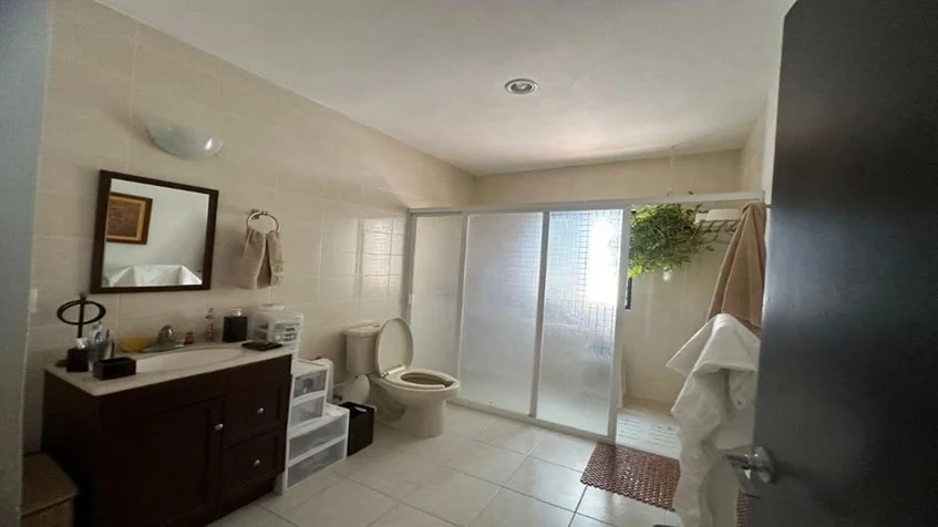 un baño grande y un lavamanos en cataluña playa del carmen