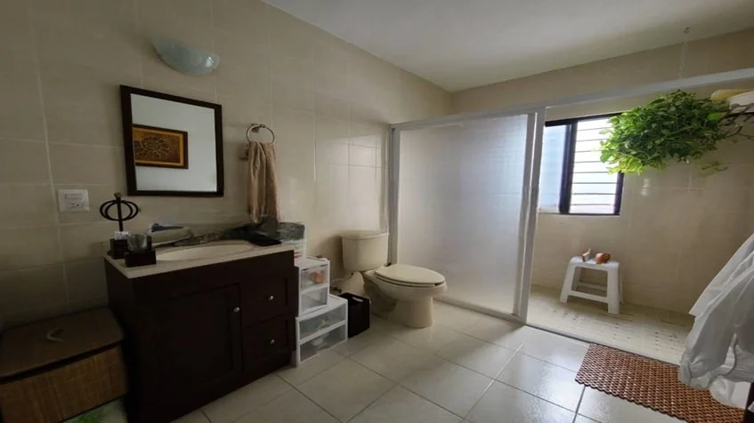 un baño con una ducha en cataluña playa del carmen