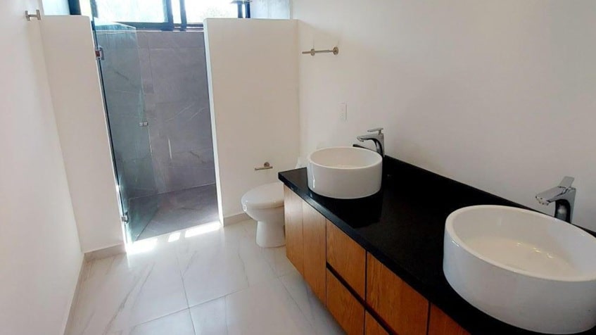 un baño completo con una ducha y un lavamanos en fraccionamiento playa magna