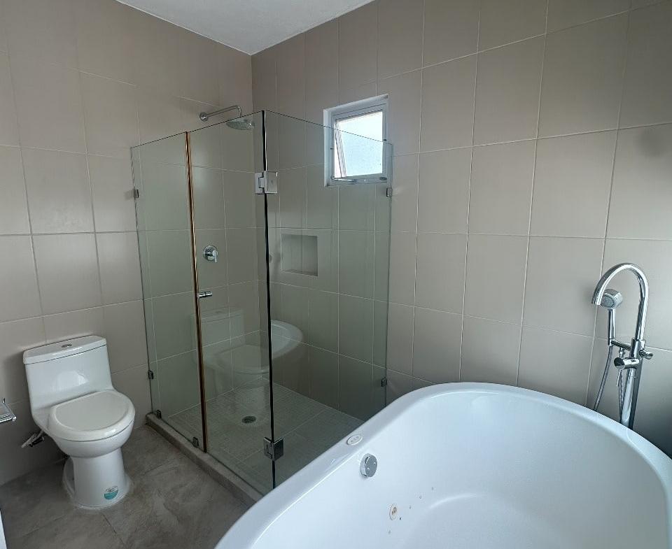 una tina de baño, una ducha y un excusado en playa magna playa del carmen