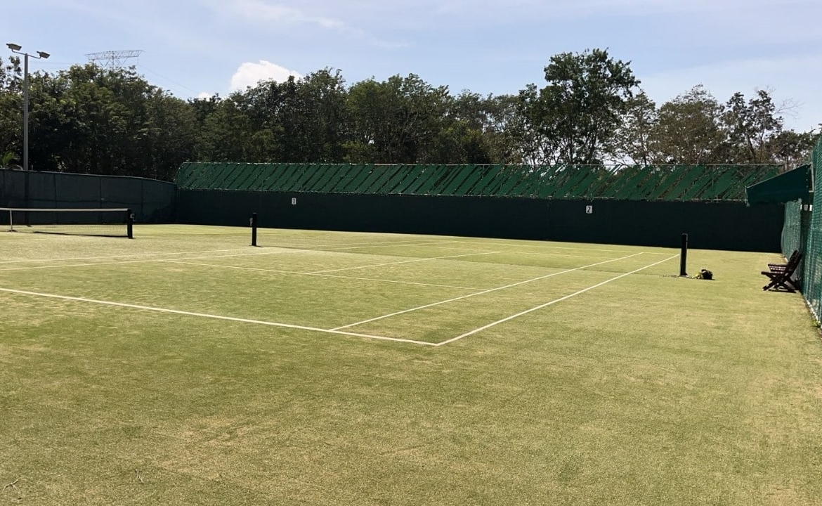 una cancha de tenis en playa magna playa del carmen