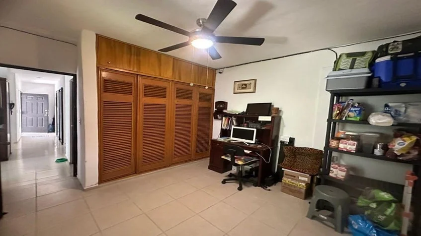 una recamara con varias cosas alrededor y un closet grande de madera en cataluña playa del carmen
