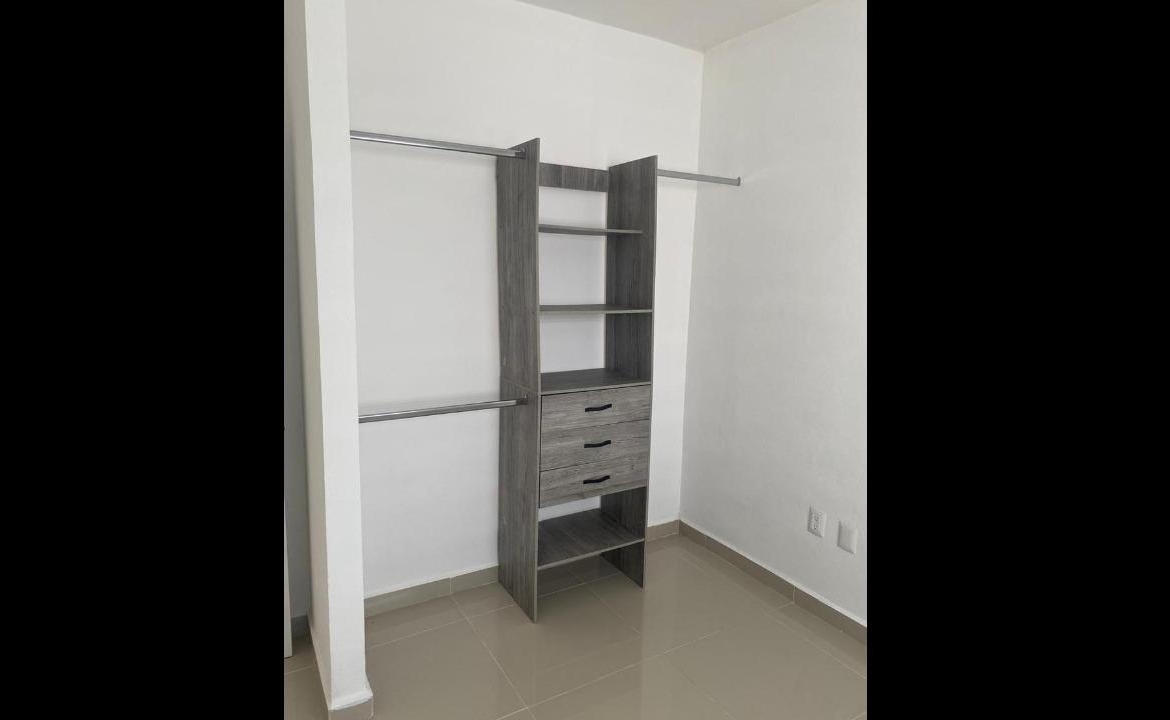 un closet empotrado con cajones en villas bonanza playa del carmen