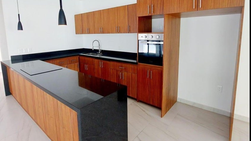 una cocina integral con acabados de madera en fraccionamiento playa magna