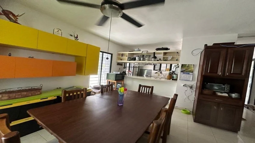 una cocina equipada con muebles de madera y un comedor en cataluña playa del carmen