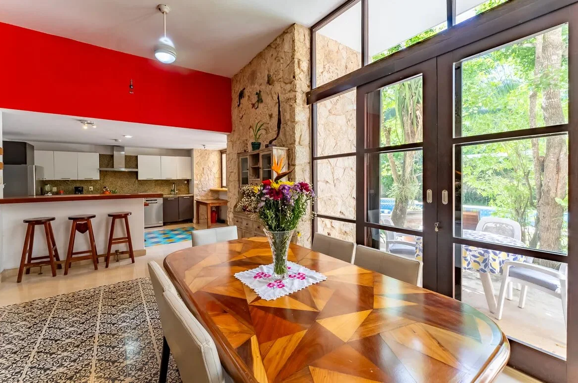 una cocina con un comedor en xcaret playa del carmen