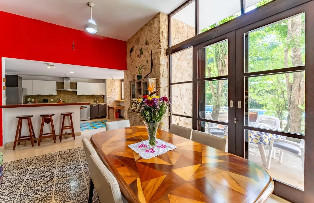 una cocina con un comedor en xcaret playa del carmen