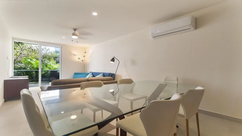 un comedor de vidrio con aire acondicionado en Santamar Akumal