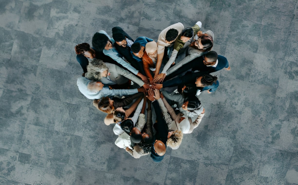 Nosotros 9 un equipo de personas estrechando su mano en stayzify playa del carmen