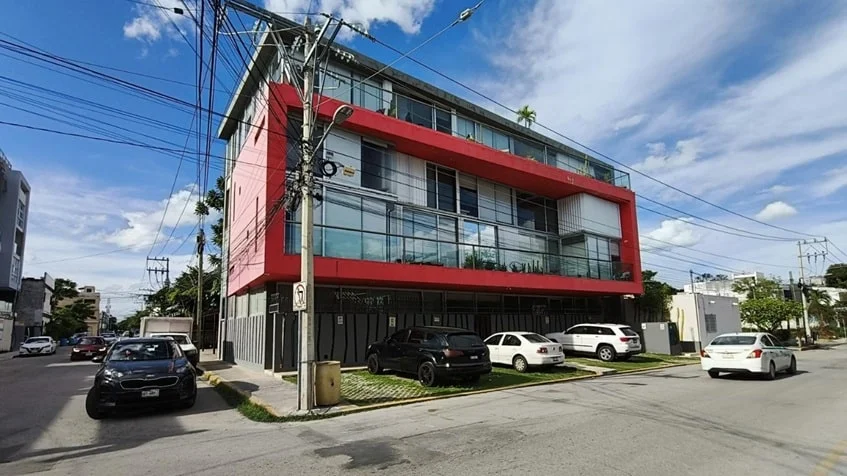 una fachada exterior de un edificio con departamentos en venta en sumatra playa del carmen