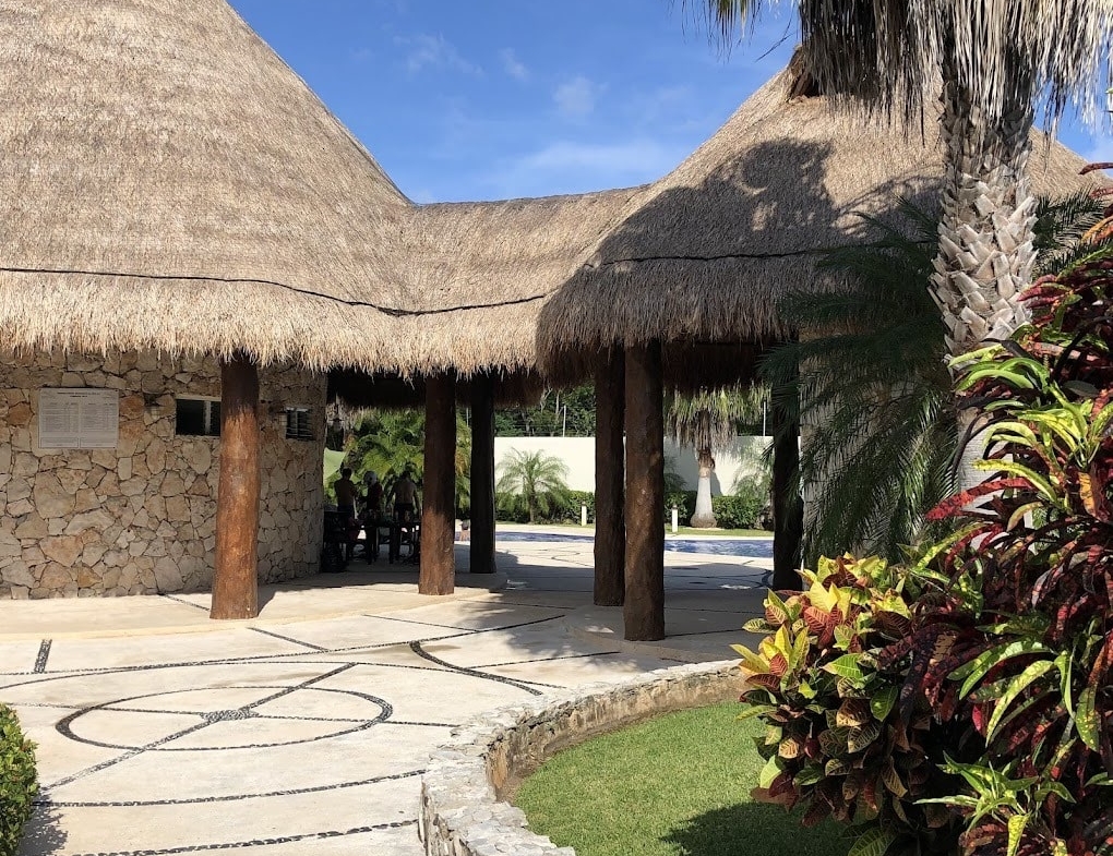 un palapa con areas verdes en playa magna playa del carmen