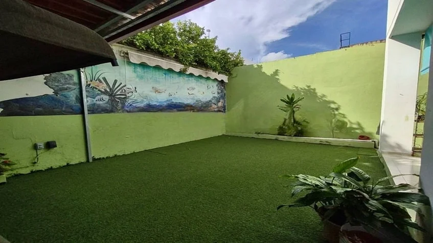 un patio trasero remodelado color verde en cataluña playa del carmen