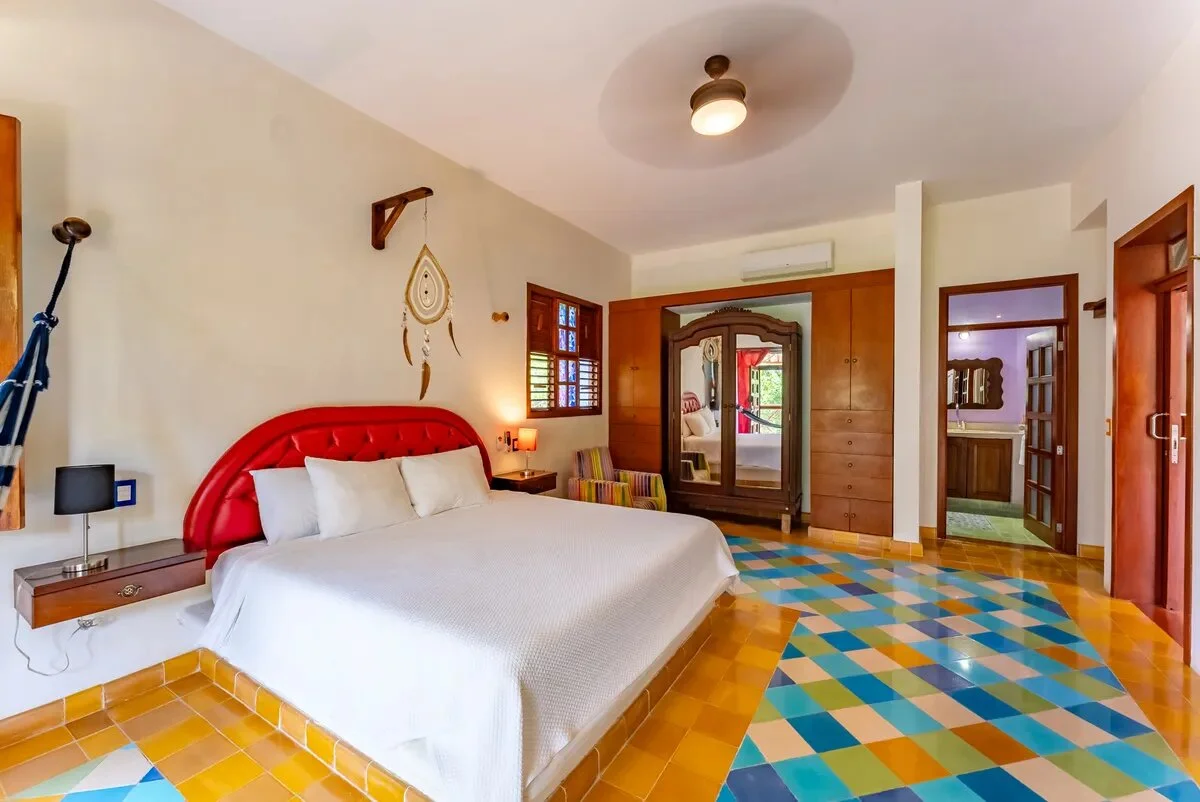 una recamara principal con closets rusticos de madera en xcaret playa del carmen
