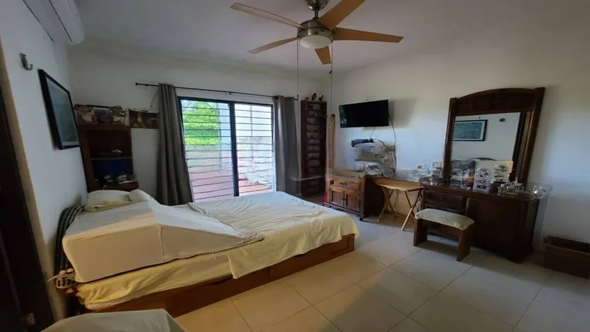 una recamara principal con una tv en cataluña playa del carmen