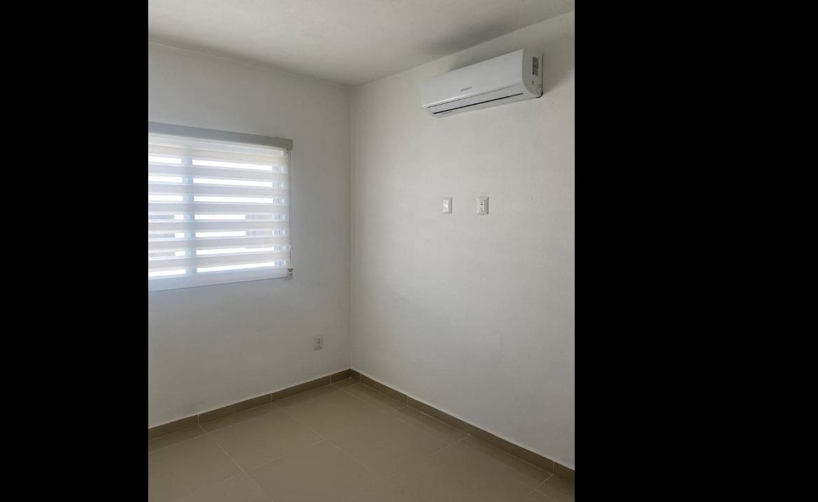 una recamara con un aire acondicionado en villas bonanza playa del carmen