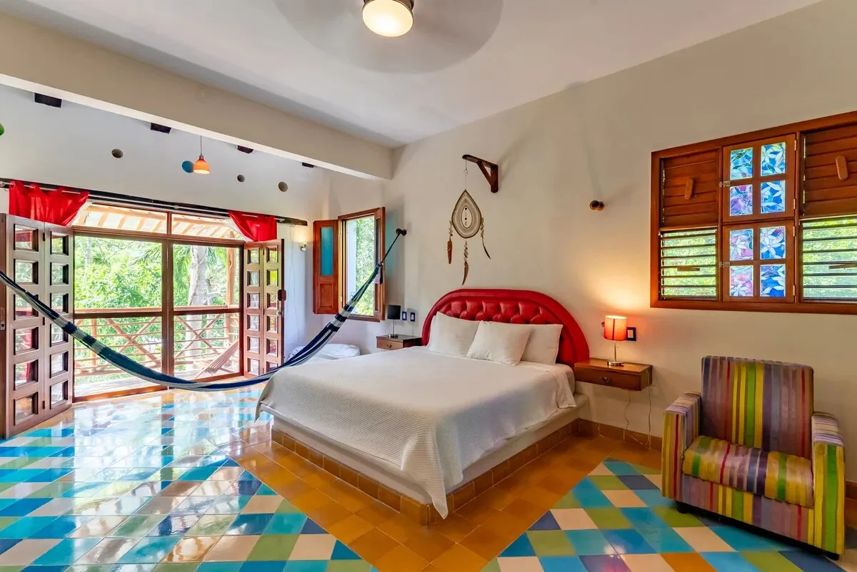 una recamara, una hamaca y un balcon en xcaret playa del carmen