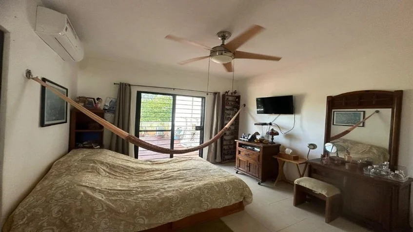 una recamara numero cuatro con un tocador grande de madera en cataluña playa del carmen