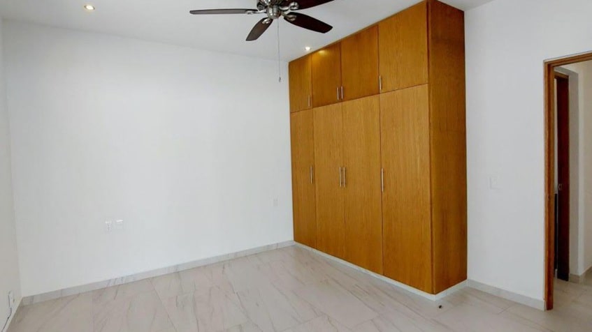 un closet grande de madera y un ventilador de techo en fraccionamiento playa magna