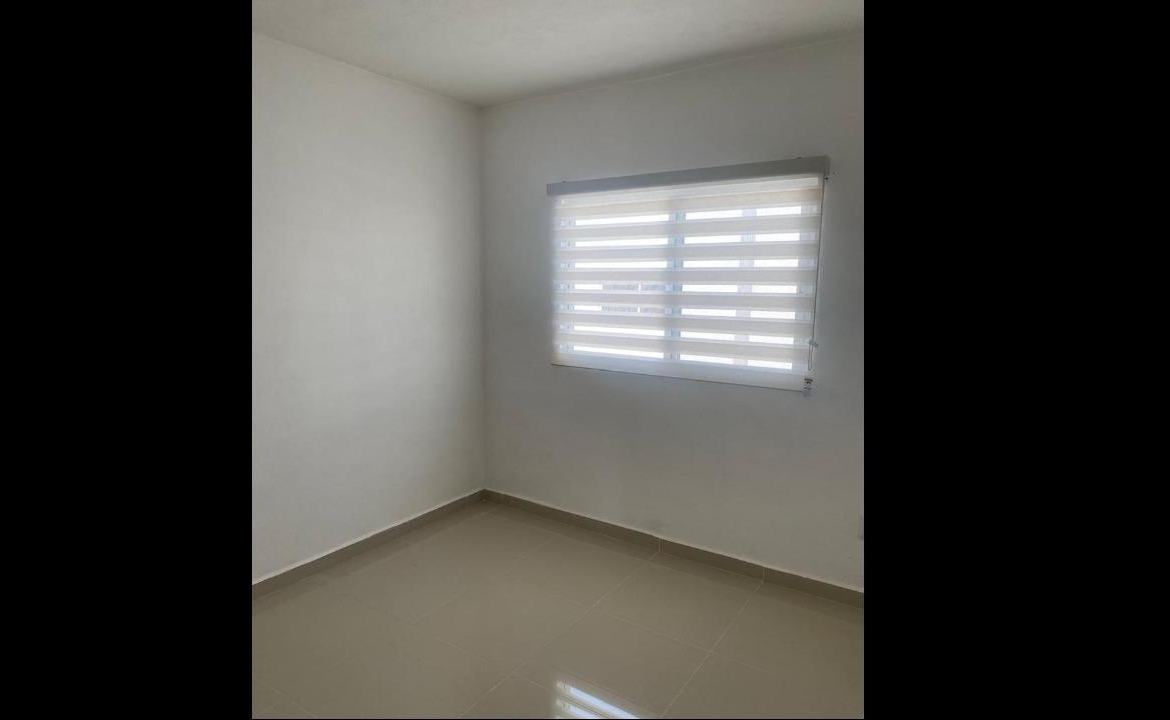 una recamara con persianas en villas bonanza playa del carmen