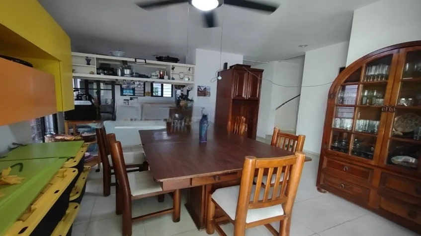 una cocina y una sala con comedor grande de madera en cataluña playa del carmen