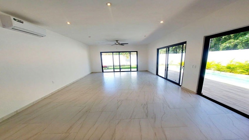 un area de sala con comedor con vista a la alberca en fraccionamiento playa magna