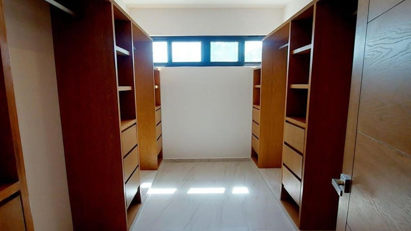 unos closets de madera con una ventana en fraccionamiento playa magna