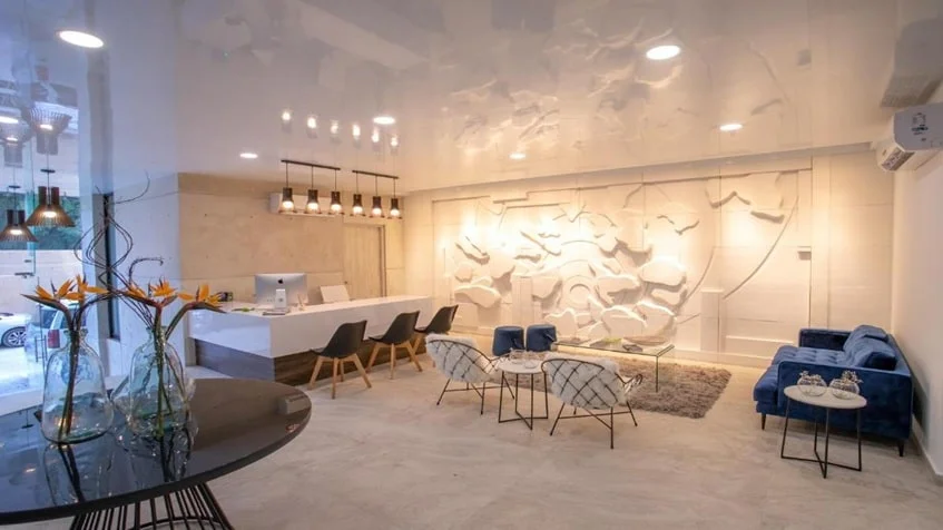 un area de recepcion con sofas en macondo playa del carmen