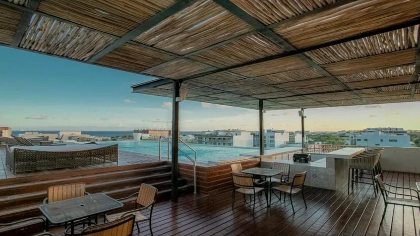 un area lounge con alberca en macondo playa del carmen