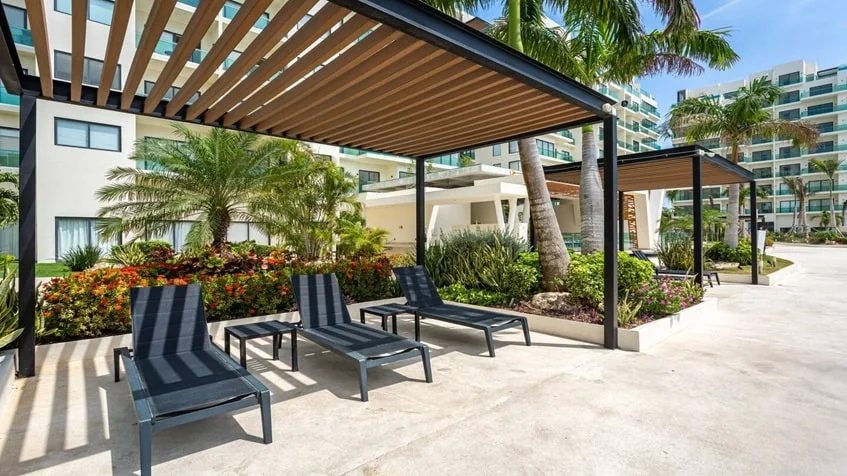 un area de asoleadero en valle aurora playa del carmen