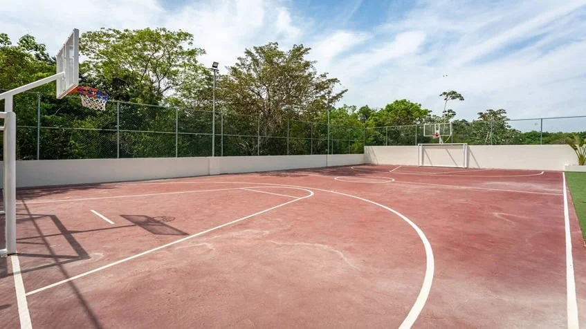 una cancha de basquetball en valle aurora playa del carmen