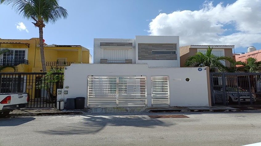 una fachada exterior de una casa de 2 niveles en santa fe del carmen