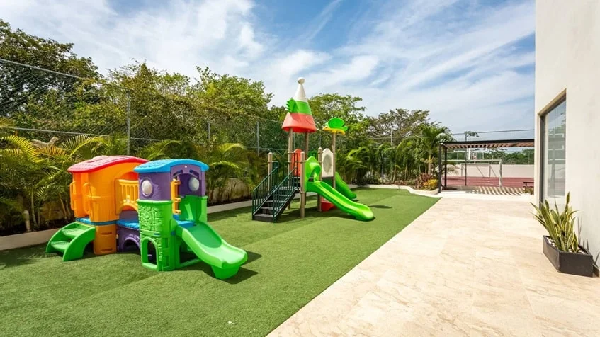 un area de juegos para niños en valle aurora playa del carmen