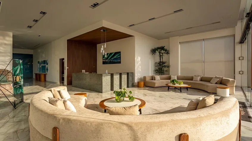 una recepcion con un sofa grande en forma de circulo en valle aurora playa del carmen