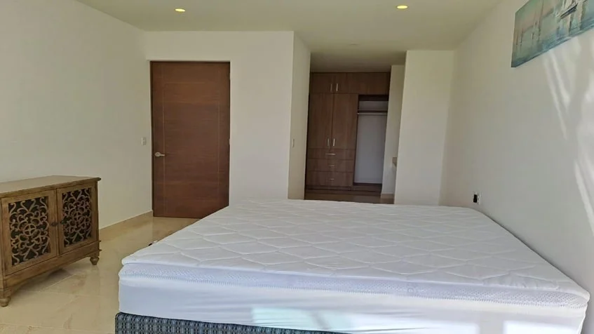 una recamara con un cuadro decorativo y una cama king size en valle aurora playa del carmen