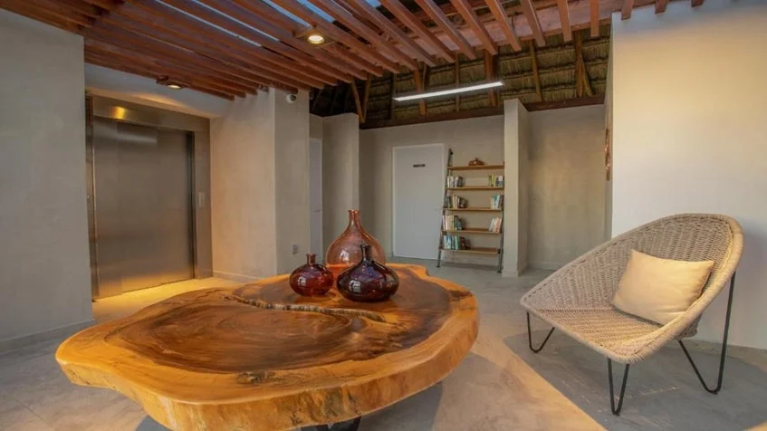 una mesa mediana y una silla minimalista en macondo playa del carmen