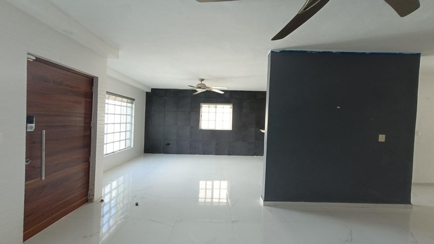 un area de sala con ventilador y ventanas en santa fe del carmen