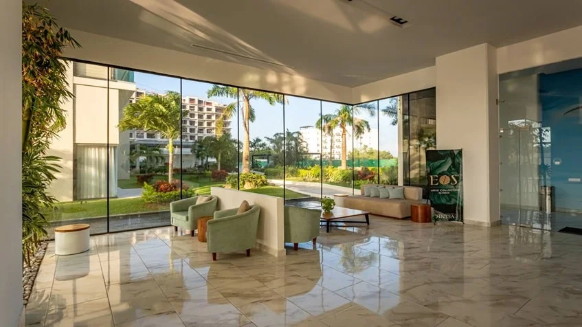 una sala de espera con sofas de lujo en valle aurora playa del carmen