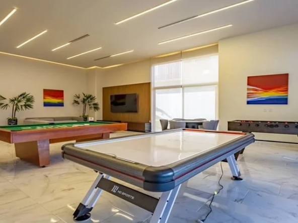 una sala de juegos para adultos con mesas de billar en valle aurora playa del carmen