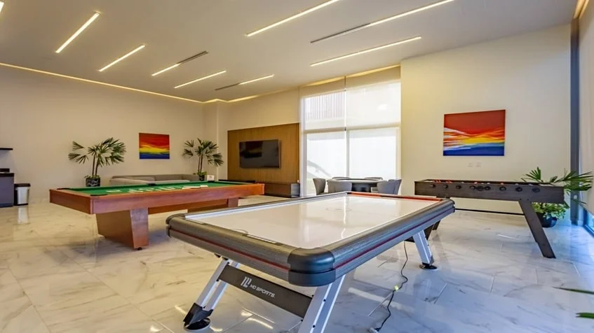 una sala de juegos para adultos con mesas de billar en valle aurora playa del carmen