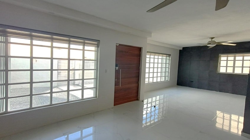 un area de sala amplia con buena iluminacion en santa fe del carmen