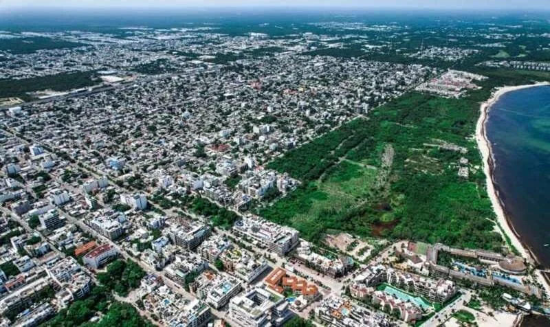 una vista aerea de la ciudad de playa del carmen