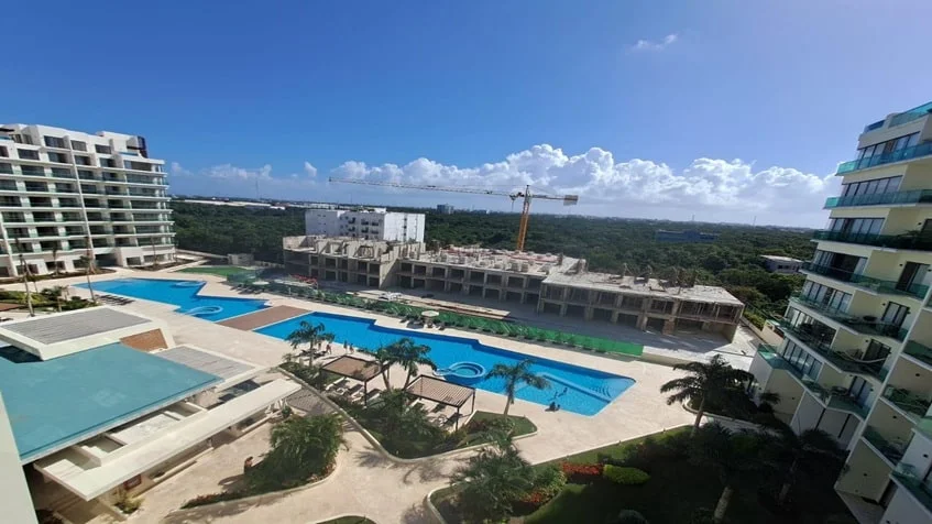 una alberca para residentes en valle aurora playa del carmen
