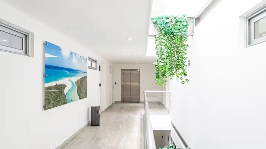 un pasillo con elevadores en dk 52 playa del carmen