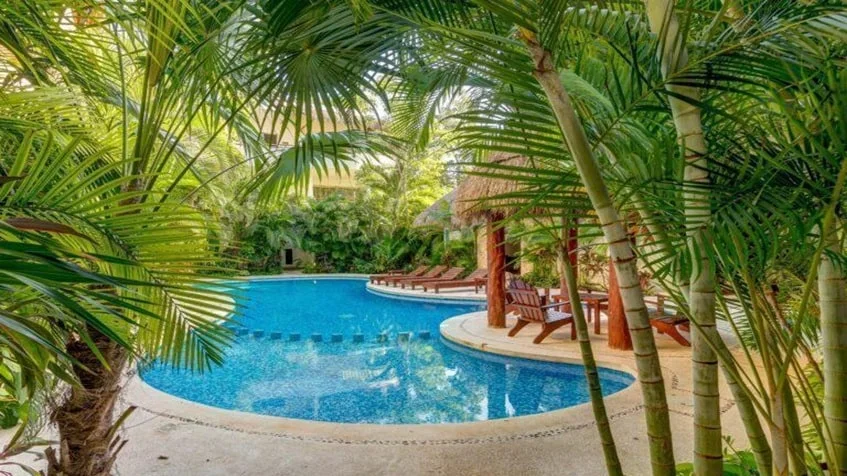 una alberca en puerta zama tulum