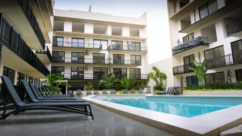 una alberca para residentes en urban towers playa del carmen