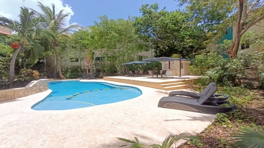 una alberca con area de solarium en condominio bugambilias playa del carmen