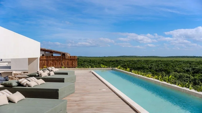 una piscina con vista a la zona arqueologica en samsara tulum